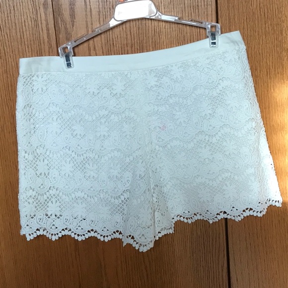 Ladies cream coloured lace shorts. Size 8. - Picture 2 of 4